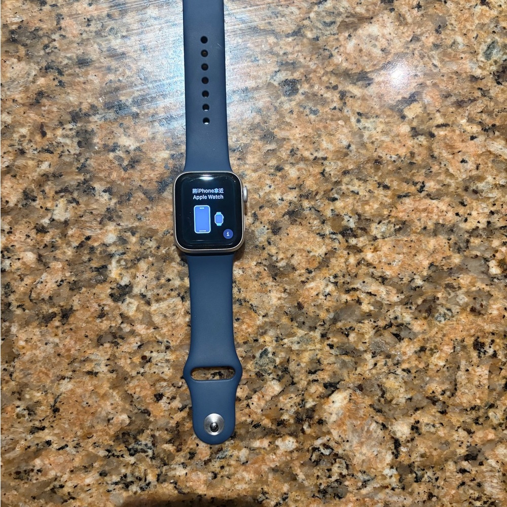 Apple Watch SE Gen 2 Silver 40mm with 2 silicone bands, charger, charging stand - Picture 3 of 6
